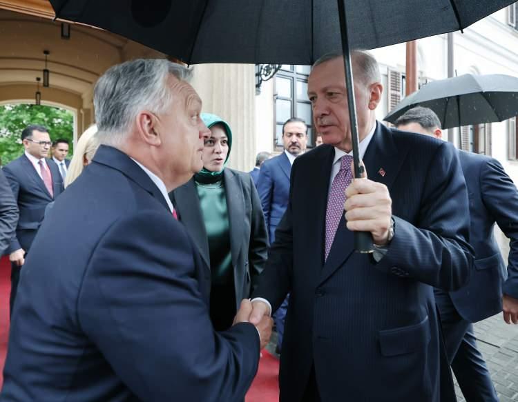 <p>Türk Devletleri Teşkilatı Gayriresmi Zirvesi'ne katılan Cumhurbaşkanı Recep Tayyip Erdoğan, Macaristan Başbakanı Victor Orban tarafından karşılandı.</p>