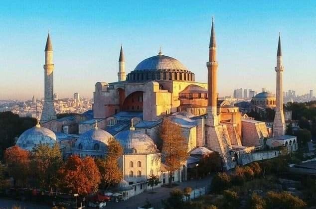 <p><span style="color:#B22222"><strong>TÜRKİYE'DEN BEŞ CAMİİ LİSTEDE!</strong></span></p>
<p> </p>
<p>Bu muazzam yapılar, binlerce kişinin aynı anda ibadet edebilmesine olanak tanıyan geniş iç mekanları ile dikkat çeker. Ülkemizden beş camii yer alıyor...</p>
<p> </p>
<p><strong>HABER 7 Teknoloji ekibi olarak dünyanın en büyük camilerini sıraladık...</strong></p>