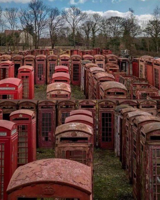 <p><span style="color:inherit">1. Merstham, Surrey'deki İngiliz kırmızı telefon kulübesi mezarlığı.</span></p>