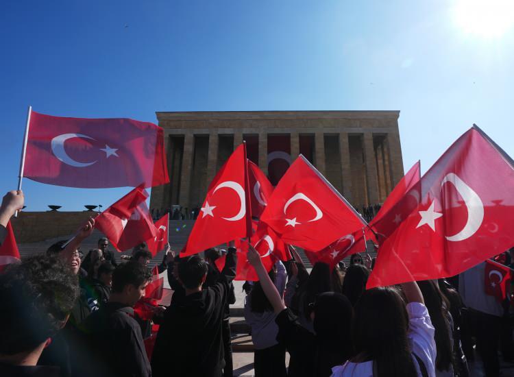 <p>19 Mayıs Atatürk'ü Anma, Gençlik ve Spor Bayramı dolayısıyla 81 ilden gelen temsilci gençler ve milli sporcular, Anıtkabir'i ziyaret etti.</p>
<p> </p>