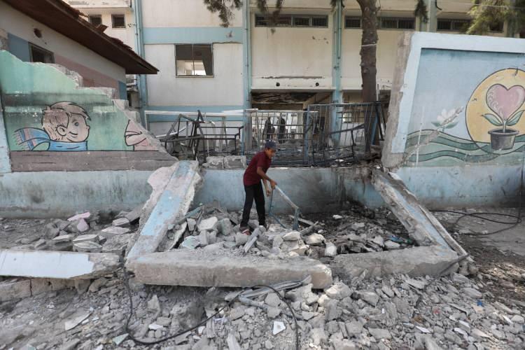 <p>İsrail ordusu, Gazze Şeridi’nde işgali genişletecek ve kalıcı hale getirecek saldırı planını uygulamaya başladı. Başbakan Binyamin Netanyahu, Gazze Şeridi’nin tamamını işgal edeceklerini duyurdu.<br />
<br />
Plana göre, İsrail ordusu Gazze Şeridi'ni kalıcı olarak işgal edecek, Filistinliler Gazze'nin güneyindeki "toplama kamplarına" sürülecek. İsrail burada toplama kamplarında Filistinlilere, "hayatta kalacakları" kadar insani yardım verecek.<br />
<br />
İsrailli bakanlar, Gazze Şeridi’nde sağlam kalan her şeyi yıkacaklarını ve Filistinlileri önce güneye, oradan da başka ülkelere sürmeyi planladıklarını dile getirmişti.</p>