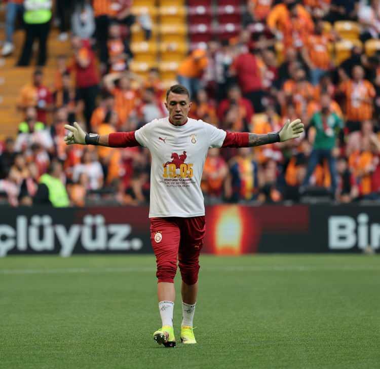 <p>Muslera Uruguay'da 1 yıl daha futbol oynayacak.</p>