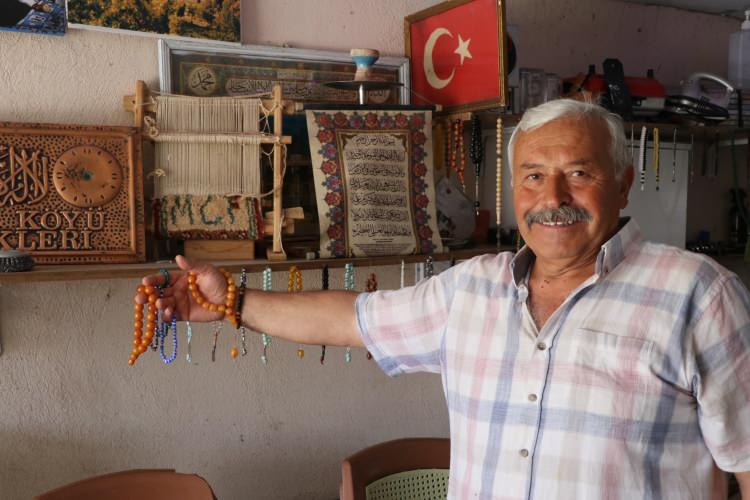 <p>‘ÇOK MUTLU OLUYORUM’</p>
<p>Müzeye katkı vermek isteyen herkese kapısının açık olduğunu da belirten Altun, “Bazı arkadaşlarımda ellerinde olan eşyaları getiriyor. Gelen giden de eksik olmuyor. Herkesin başımızın üstünde yeri var. Buraya gelen herkesin de başımın üstünde yeri var. Müslüm Gürses hayranlığı da 1974’te geçirdiğim rahatsızlıktan dolayı oldu. Bir filmde rol icabı benim hastalığıma yakalanmıştı. Onu dert ortağı gibi gördüm. İyi bir dostluğumuz da vardı. Hem Almanya’da hem de Kayseri’de zaman zaman bir araya geliyorduk. O yılların özlemini hala içimizde taşıyoruz. Köyde böyle bir yerin olması çok değerli. O yüzden çok mutlu oluyorum. Burası benden sonra da gelecek nesillere bırakılacak. Burada yer alan eserlerin her birinin ayrı bir değeri ve özlemi var. Burayı müze haline getirdim. Ben olsam da olmasam da burası devam edecek” dedi.</p>
