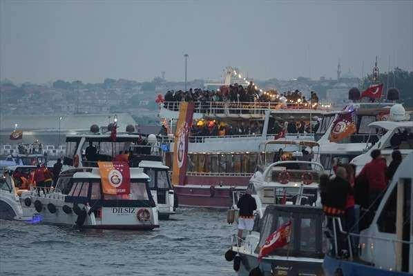 <p>Yunus Akgün: "Çok şükür! Camiamıza hayırlı uğurlu olsun. Sonuna kadar hak ettik bunu! Türkiye'nin en büyüğü Galatasaray"</p>