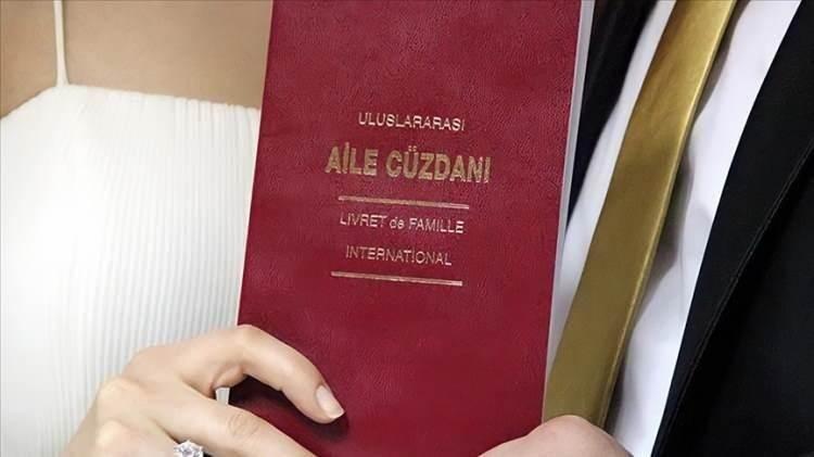 <p><strong>TÜRKİYEDE 2024 YILINDA EVLENEN ÇİFTLERİN SAYISI 268 BİN 395'E YÜKSELDİ</strong></p>

<p> </p>

<p>Türkiye'de geçen yıl evlenen çiftlerin sayısı 568 bin 395 olurken, boşanan çiftlerin sayısı 187 bin 343 olarak kayıtlara geçti.</p>

<p> </p>

<p>En yüksek kaba boşanma hızı Antalya oldu..</p>
