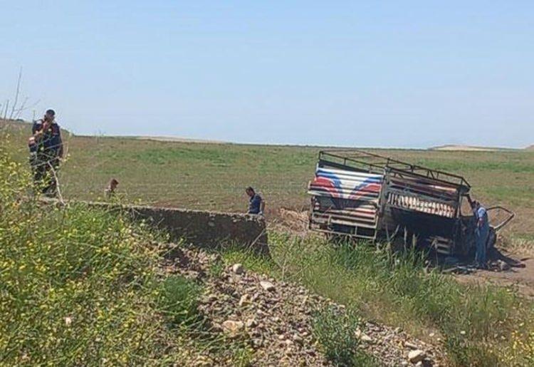 <p>Şüphelinin yer göstermesi üzerine olayda kullandığı tabanca, evine 150 metre uzaklıkta bir ağaca saklanmış vaziyette ele geçirildi. Ayrıca, kamyoneti yakmakta kullanılan kolonya, benzin şişesi, el feneri ve o gün giydiği mont da şüphelinin evinde bulundu.</p>
<p> </p>