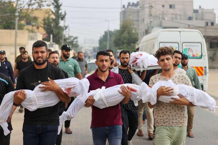 <p>İsrail'in Gazze'ye yönelik soykırımına "sponsor" olmakla suçlanan Biden yönetimi, 7 Ekim 2023'ten sonra Gazze, Batı Şeria, Lübnan, İran, Suriye ve Yemen'e saldıran İsrail ordusuna 22 milyar dolardan fazla maddi destek sağladı.</p>