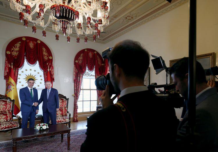 <p><span style="color:rgb(33, 37, 41)"> Cumhurbaşkanı Erdoğan görüşmede, Ukrayna ile Rusya arasındaki savaşın sona ermesi için Türkiye’nin gayretlerine devam ettiğini, Türkiye’nin Ukrayna ve Rusya arasında İstanbul’da gerçekleşen görüşmelerde ele alınan esir değişimi gibi konuları, güven artırıcı önemli bir adım olarak gördüğünü, savaşın bitirilmesi için ortaya çıkan fırsatın heba edilmemesi gerektiğini ifade etti. </span></p>