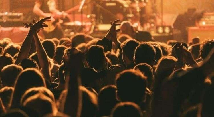<p>4,5 günlük Kurban Bayramı tatilinde özellikle Antalya ve KKTC'deki beş yıldızlı oteller, daha çok yerli misafir için sanatçıların sahnede olacağı konser programları hazırladı.</p>