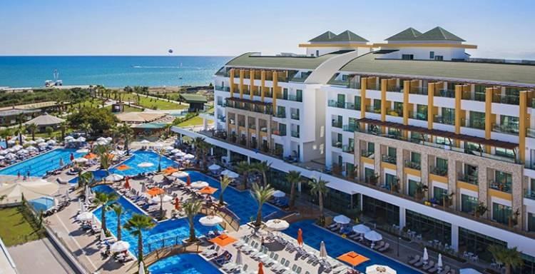 <p>Antalya ve KKTC dışında Marmaris, Bodrum, Didim, Mersin, Sapanca, Niğde, Afyonkarahisar gibi illerdeki otellerde de ünlü isimler sahneye çıkacak.</p>
<p>Bazı sanatçılar ise bayramda birden fazla konser düzenleyecek.</p>