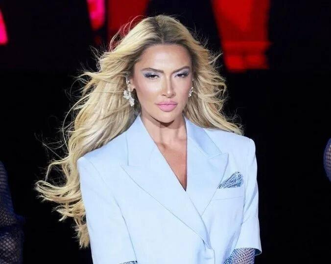 <p><span style="color:#B22222"><strong>Hadise</strong>:</span></p>
<p> </p>
<p> </p>
<p>5 milyon lira</p>
<p> </p>