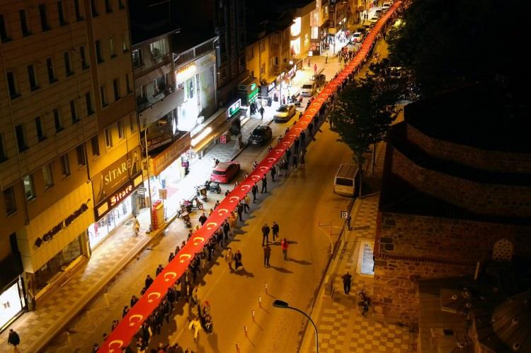 <p>Yurdun birçok noktasında dn erken saatlerden itibaren 19 Mayıs kutlamaları kapsamında yürüyüşler düzenleniyor. </p>