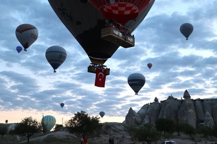 <p>Nevşehir'in Göreme beldesindeki kalkış alanında ekiplerce uçuş için hazırlanan sıcak hava balonlarının sepetlerine Türk bayrakları ve Atatürk posterleri asıldı.<br />
Tura katılan turistlerin sepetlere alınmasının ardından sıcak hava balonları bölge semalarına yükseldi.</p>
<p> </p>
