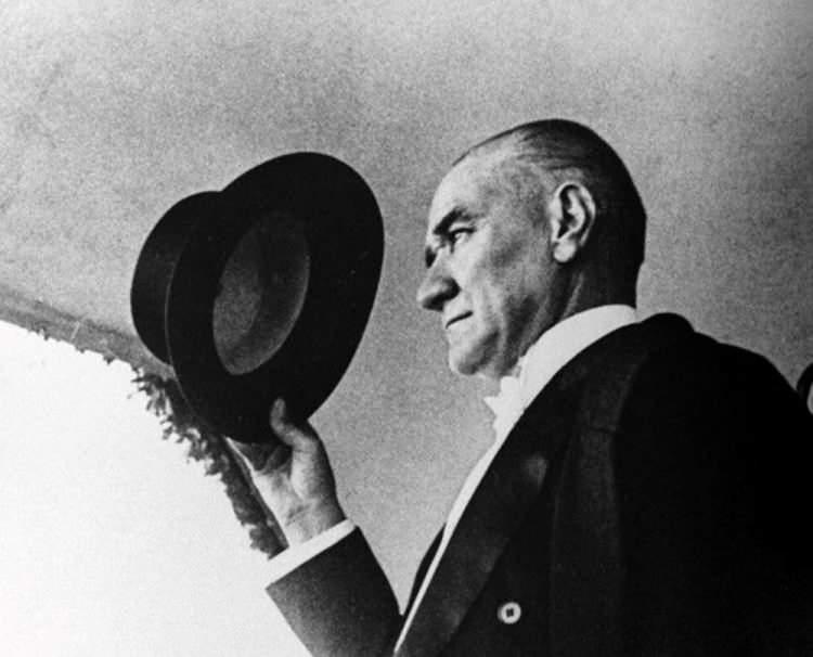<p>Mustafa Kemal ve arkadaşları, Samsun'a ilk adımlarını 19 Mayıs'ta Reji İskelesi'nden attı. Birinci Dünya Savaşı'nda Ruslar tarafından kentin bütün iskeleleri bombalanmış ancak sadece Fransızlara ait Reji (Tekel idaresi) İskelesi sağlam kalmıştı. Fransızlar o dönemde Samsun'da kurulu bir fabrikada sigara üretiyordu. İskelenin adı bu nedenle <em><strong>"Tütün İskelesi"</strong></em> olarak da geçiyordu.</p>
<p> </p>
<p>Samsun'a gelişinin İngilizlerde tedirginlik oluşturması üzerine Mustafa Kemal, Samsun'da 6 gün kaldıktan sonra 25 Mayıs'ta Havza'ya geçti.</p>
<p> </p>