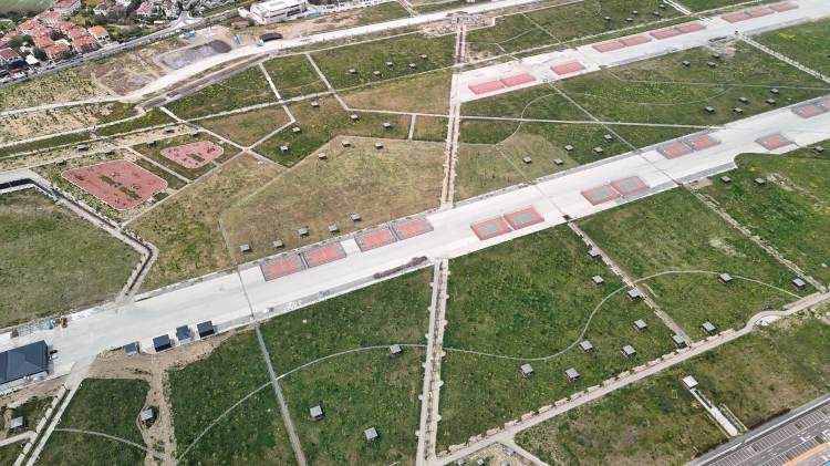 <p><strong><span style="color:rgb(178, 34, 34)">İSTANBUL'UN AFET VE DEPREM TOPLANMA ALANI OLARAK DA KULLANILACAK</span></strong></p>
<p>2,5 kilometre uzunluğunda bisiklet ve yürüyüş yolları da bulunacak. Ayrıca, millet bahçesinde oyun alanları, tenis kortları, basket, voleybol sahaları, kaykay pistleri, sosyal tesislerdeki sergi sarayları, aşevi, kütüphaneler, millet kıraathaneleri yer alacak. </p>