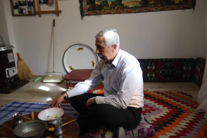 <p>Tepebaşı ilçesi Çamlıca Mahallesi'nde yaşayan esnaf emeklisi Ramazan Canavar, geçmişte kullandığı eşyaları evine yerleştirdi. </p>