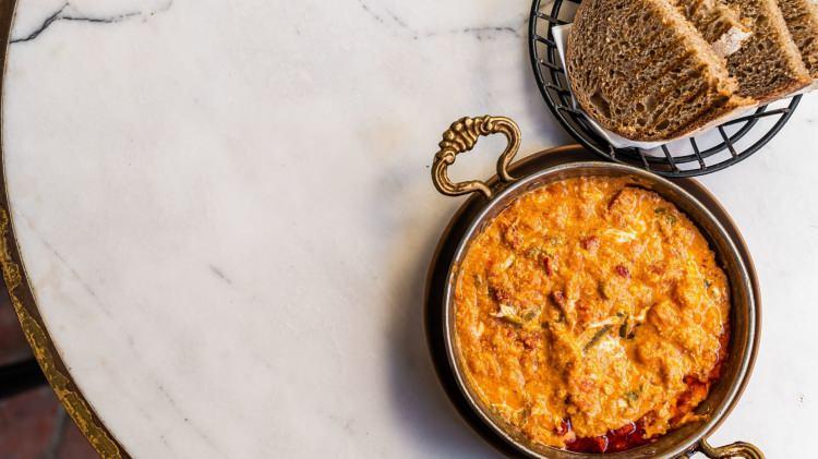 <p>Menemen soğanlı mı olur, soğansız mı? Menemene biber konur mu? gibi pek çok tartışma konusu yaşatan menemen, bir de doğum yeri ile ilgili mücadele veriyordu.</p>
