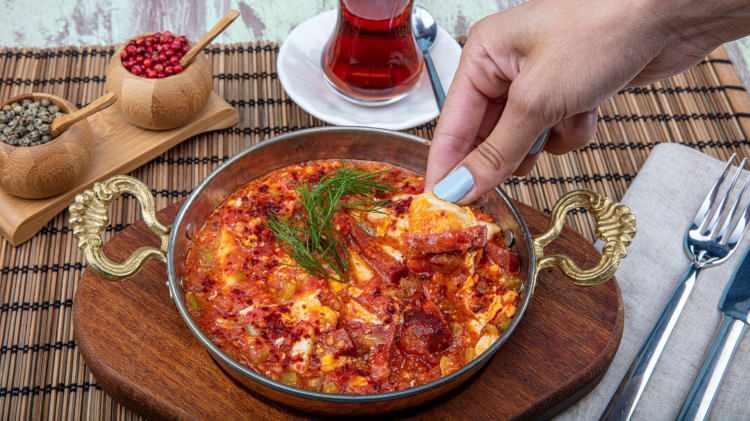 <p>Menemen yemeği, Türk Patent ve Marka Kurumunca İzmir'in Menemen ilçesi ile tescillendi.</p>