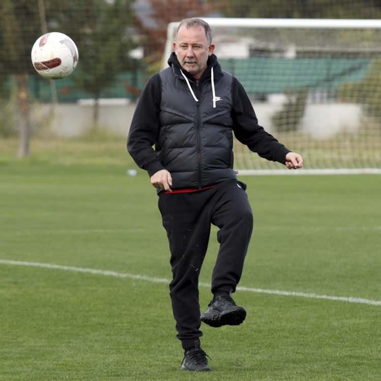 <p>"Büyük camiaların kombinelerinin hepsi zaten satılıyor. Loca satmak için de bu futbolcuyu almana gerek yok, iyi bir kadro kurarsan locayı satarsın. Futbol artık çok değişti."</p>