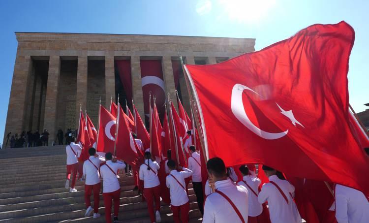 <p>Gazi Mustafa Kemal ve silah arkadaşlarının Samsun'a çıkarak yaktığı kurtuluş meşalesi sırasıyla Amasya, Erzurum ve Sivas'ta da yakılarak tüm yurda yayıldı.</p>
<p>Milli Mücadele sonunda 29 Ekim 1923'te kurulan Türkiye Cumhuriyeti, bu yıl 102. yaşına giriyor.</p>