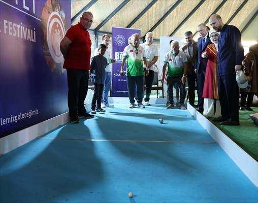 <p>Yaklaşık 35 ülkeden katılım sağlanan Etnospor Kültür Festivali'nde, geleneksel sporlar, oyunlar, el sanatları ile gastronomi ve sahne sanatları gibi birçok başlıkta etkinlikler düzenleniyor.</p>