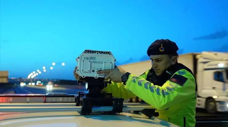 <p>Otoyol Jandarma timleri, yapay zeka destekli radar cihazları ve yüz tanıma özellikli yaka kameraları gibi son teknoloji ekipmanlarla, gün boyunca havadan ve karadan yaptıkları denetimlerle kara yollarında güvenliği sağlıyor.</p>
<p> </p>