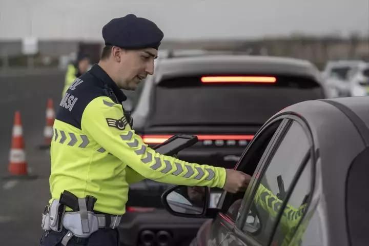 <p>Bu kapsamda Emniyet Genel Müdürlüğü Trafik Başkanlığından görevi devralan Otoyol Jandarması, 27 ilde 4 bin personelle vatandaşların can ve mal güvenliği için çalışmalarına başladı.</p>

<p> </p>
