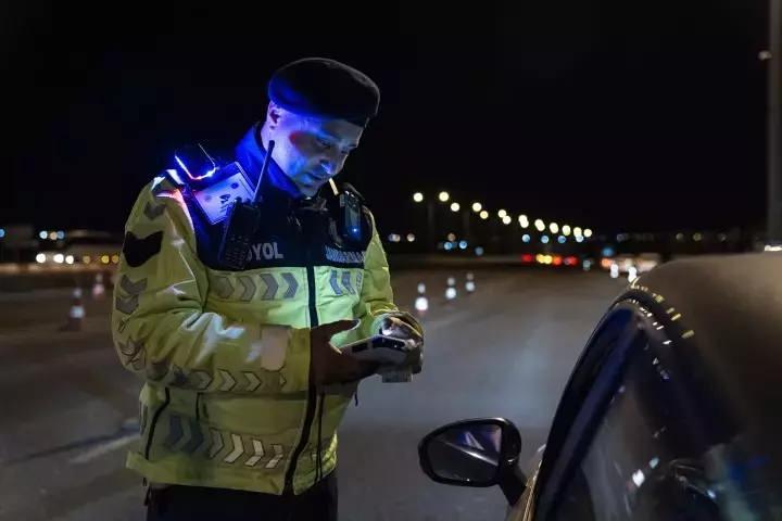 <p>Otoyol Jandarma timleri, trafik kazalarından asayiş olaylarına kadar her vakaya müdahale ediyor, yolda kalan vatandaşlara yardım ediyor. Ekipler, yüz tanıma özellikli yaka kameraları, yapay zeka destekli radar cihazları gibi son teknoloji ekipmanlarla, gün boyunca havadan ve karadan denetim yapıyor.</p>
