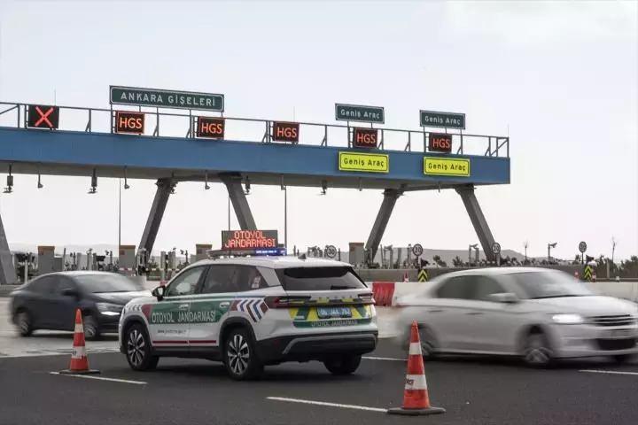 <p>Operatör gerektirmeden çalışan sistem, kara yolunda seyreden araçların plaka ve hız bilgilerini okuyarak güvenlik birimlerinin ağına aktarıyor.</p>
<p> </p>
<p> </p>