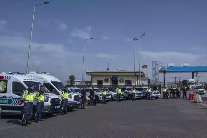 <p><strong>VERİLER ANLIK İLETİLİYOR-</strong></p>

<p> </p>

<p>Sistem tarafından yapılan hız ihlali sorguları sonucunda, ihlal verileri trafik ekiplerine anlık olarak iletiliyor ve böylece kural ihlali yapan sürücülere yasal işlem uygulanıyor.</p>
