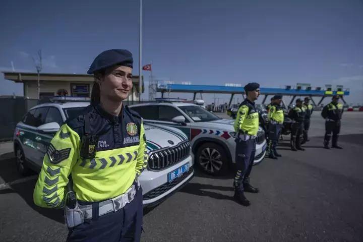 <p>Daha önce ön plakası bulunmadığı için hız tespiti yapılsa da ceza uygulanamayan motosikletler, yeni sistemde radarın trafiğin akış yönünün tersine çevrilmesiyle ihlal yaptıklarında tespit edilip cezai işlem uygulanabiliyor.</p>

<p> </p>
