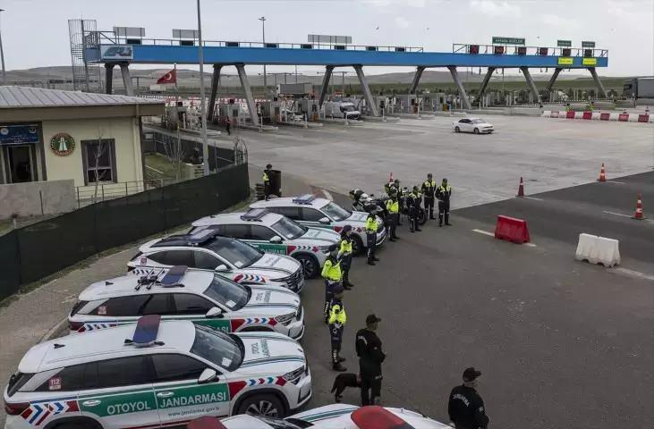 <p>Alkol, sürücü belgesi ve asayiş denetimi yapan ekipler, rutin kontroller sırasında 'nitelikli taciz' suçundan hakkında 15 yıl kesinleşmiş hapis cezası bulunan firari hükümlüyü yakalayarak cezaevine teslim etti.</p>