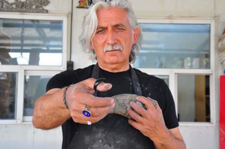 <p>Evli, 3 çocuk babası olan Şehzadeler Kaymakamı Fatih Genel, 1994 yılında 'efsane vali' olarak anılan Recep Yazıcıoğlu'nun görev yaptığı Erzincan'da stajyer olarak mesleğe adım attı. </p>