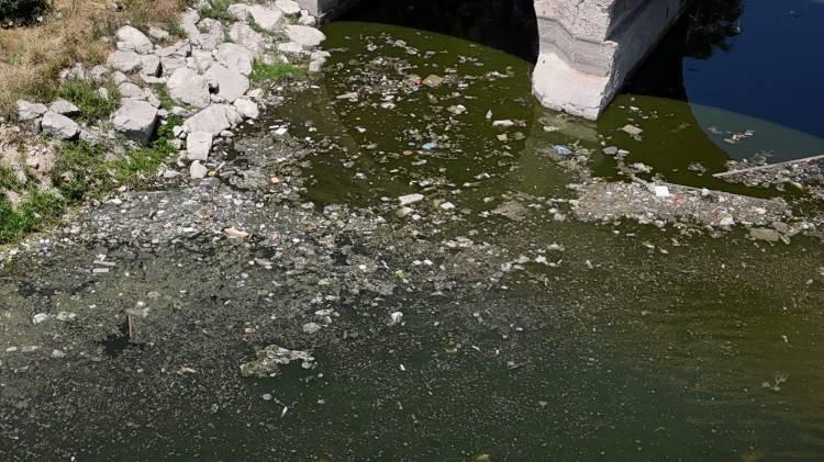 <p>Şehirdeki tarihi yerleri ziyaret etmek için il dışından gelen misafirler gördükleri manzara karşısında hem üzüldü, hem de şaşırdı. İl dışından gelen vatandaşlar bir an önce bu soruna çözüm getirilmesi gerektiğini söyledi.</p>