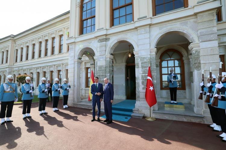 <p><span style="color:rgb(33, 37, 41)">Cumhurbaşkanı Recep Tayyip Erdoğan, resmi törenle karşıladığı İspanya Başbakanı Pedro Sanchez'i, İstanbul'da Cumhurbaşkanlığı Dolmabahçe Çalışma Ofisi'nde kabul etti. İkili arasındaki görüşmeye dair yapılan açıklamada, "Görüşmede, Türkiye ile İspanya ikili ilişkileri, bölgesel ve küresel konular ele alındı. </span></p>