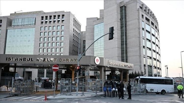 <p><em><strong>Şüpheli Adem B. ise ifadesinde, Kuzey İstanbul Gayrimenkul ve Danışmanlık A.Ş. firmasında çalıştığı zaman firmanın 2021 yılında Kuzey Cebeci Madencilik Sanayi ve Ticaret A.Ş.'nin yüzde 20'lik payını, Güney Cebeci Madencilik Ticaret A.Ş. firmasının ise yaklaşık yüzde 70'lik devrini aldığını belirterek, "Hisseler devir anılırken Murat Gülibrahimoğlu'nun bir toplantıda 'ben burada emanetçiyim, bu hisselerin tamamını İSFALT'a devir etmek üzere alıyorum' dediğine şahit oldum. </strong></em></p>