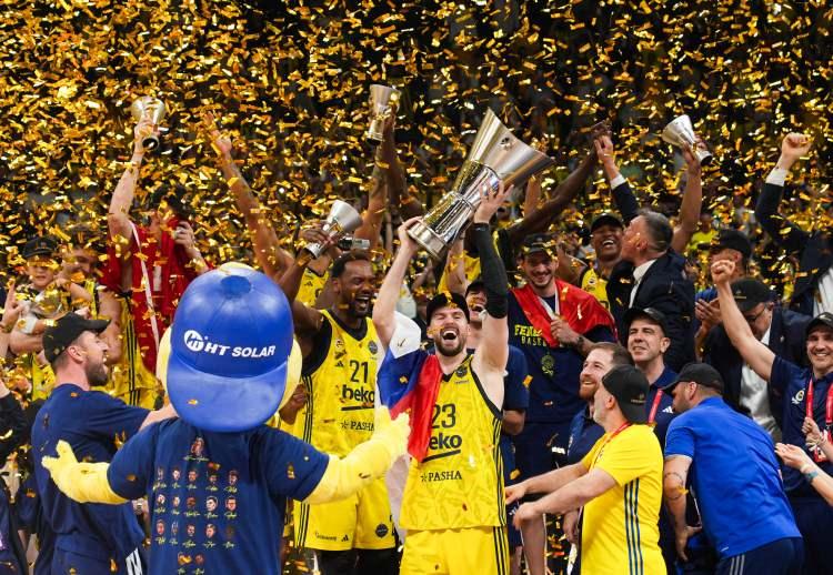 <p>Fenerbahçe Beko takımı kupa töreninin ardından büyük bir sevinç yaşadı.</p>