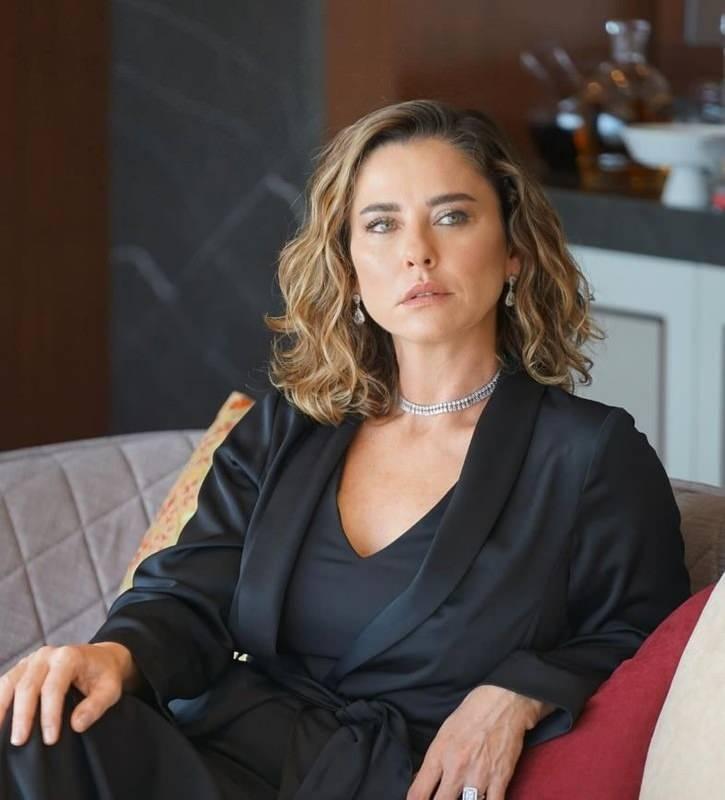 <p>Ünlü oyuncu dilekçesinde Ulaş Çobancı'nın kendi imzasını taklit ettiğini evrakta sahtecilik suçuna neden olduğunu, bu nedenle kendisinin cezalandırılmasını talep etti.</p>