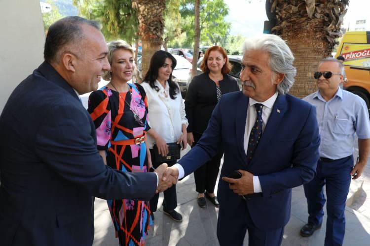 <p>Bugüne kadar Türkiye'nin çeşitli illerinde önemli görevlerde bulunan Genel, Burdur'un Çavdır ilçesinde başladığı kaymakamlık görevini; Afyonkarahisar, Giresun ve Kilis'te vali yardımcılığı, Sivas Gemerek, Balıkesir Havran, Çanakkale Biga, Adana Yüreğir ve İzmir Bornova kaymakamlıkları izledi. Kaymakam Genel, halen Manisa'nın tarihi ilçesi Şehzadeler'de görevini sürdürüyor.</p>