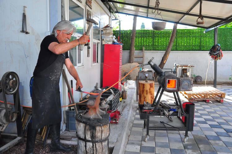 <p>Manisa'nın merkez Şehzadeler ilçesinde kaymakamlık görevini yapan 56 yaşındaki Fatih Genel, sıradışı yetenekleriyle, kendisini ziyarete gelenleri şaşkına çeviriyor. </p>