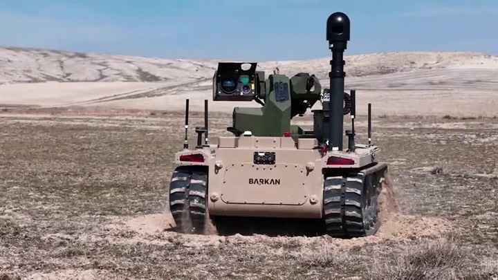 <p>HAVELSAN Simülasyon, Otonom ve Platform Yönetim Teknolojileri Genel Müdür Yardımcısı Muhittin Solmaz da BARKAN ile ilgili çalışmaların sadece insansız kara aracı geliştirme yaklaşımı olarak ele alınmadığını, ilk günden beri sürü kabiliyetini öne çıkardıklarını aktararak<strong>, "Bu yoğun, yorucu ve ülkemize hizmet etme aşkıyla dolu yolculuğun sonunda BARKAN'a duyulan güvenin seri üretim kararıyla taçlandırılmış olması, ekibimiz için büyük bir motivasyon oldu."</strong> ifadesini kullandı.</p>