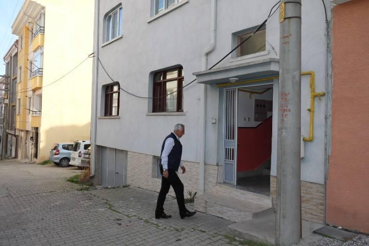 <p><span style="color:#A52A2A"><strong>HAYALİNİ GERÇEKLEŞTİRDİ </strong></span></p>
<p>Türk kültürünü gelecek kuşağa aktarmak için evini müze şeklinde tasarlayan Ramazan Canavar,<strong> "Emekli olalı 12 yıl oldu ve çocuklarım, benim esnaflık yaptığım dükkânı devam ettirdiler. Hep hayalimde olan bir şeyi gerçekleştirmek için babamın tarihi ve eski eser niteliğindeki tüm eşyalarını topladım, evimi tadilat yaparak bu hale getirdim. Şu anda evimi kiraya versem 15 bin ile 20 bin lira arasında gelir elde edebilirim, ancak paraya önem vermediğim için evimi halka, vatandaşlara, yakınlarıma ve gönül dostlarıma açtım. Onlarla bir araya gelip geçmişlerimizi anmak, onlara dua etmek için bu kapıyı açtım. Buradaki eşyalar arasında en çok dikkat çeken, duvarda asılı olan 1975 yılına ait el işlemesi seccade; göz nuru ve büyük bir emekle yapılmış. Ziyaretçiler buradan çok memnun ayrılıyor ve tuttuğum deftere yazılan yorumların hepsi olumlu. Kimseden bir şey talep etmedim, ama getirenleri de geri çevirmedim. Amacım, burada toplanan insanların, özellikle gençlerin, bir arada vakit geçirmesi, eski eşyaları görmesi ve geçmişte insanların ne zorluklarla hayatlarını sürdürdüğünü öğrenmesi; çünkü geçmişi bilmeyen, geleceğini de göremez."</strong> dedi.</p>