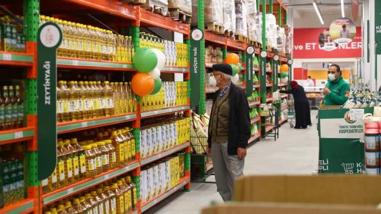 <p>Tarım Kredi Market’in ülke genelindeki tüm şubelerinde geçerli olan kampanyası, özellikle aile bütçesini gözeten alışveriş severler tarafından büyük ilgi görmeye başladı.</p>