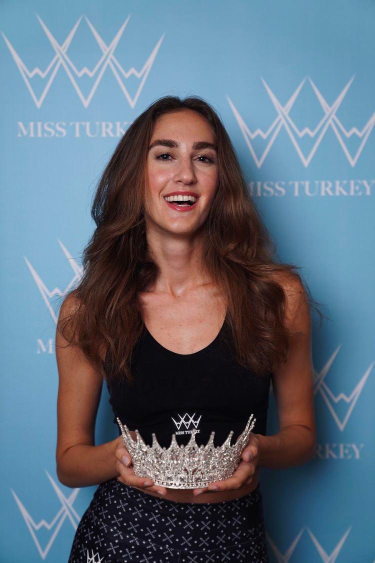 <p><span style="color:#000000">Geçtiğimiz yıl düzenlenen Miss Turkey 2024'te 20 adayı geride bırakarak birinci seçilen İdil Bilgen, birincilik tacını giymesinin ardından tartışmalara konu oluşmuştu. </span></p>