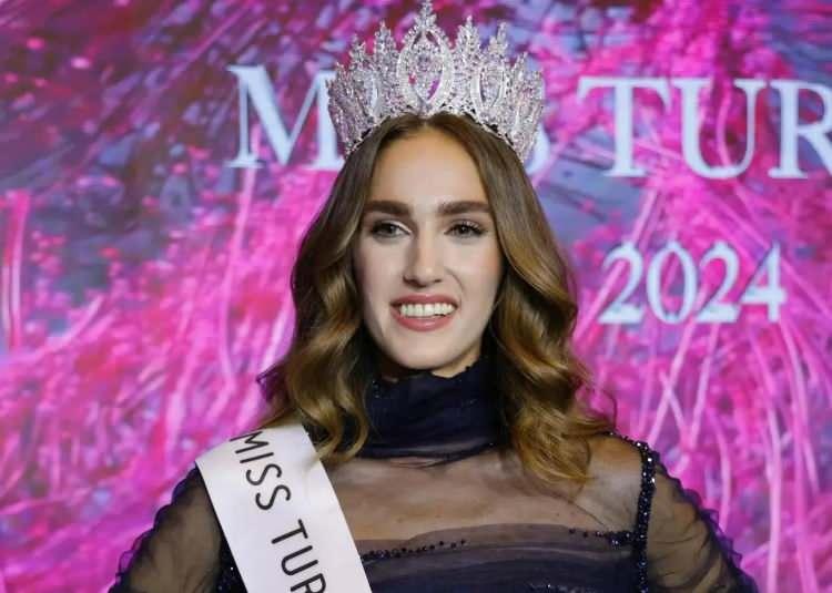 <p><span style="color:#000000">Miss Turkey 2024 birincisi İdil Bilgen, Türkiye'yi temsil ettiği Miss World'de çeyrek finale kalarak büyük finale bir adım daha yaklaştı.</span></p>
