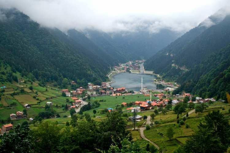 <p><span style="color:#B22222"><strong>3. Uzungöl (Trabzon / Çaykara)</strong></span></p>

<p> </p>

<p> </p>

<p>Karadeniz’in simgelerinden biri. Göl manzarası, yayla havası, Arap turistlerin gözdesi. Aileler, fotoğrafçılar, doğa turizmi ilgilileri.</p>

