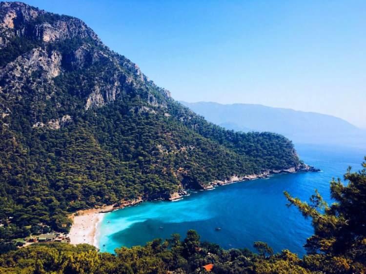 <p><span style="color:#B22222"><strong>2. Faralya Köyü (Muğla / Fethiye)</strong></span></p>

<p> </p>

<p> </p>

<p>Kelebekler Vadisi'ne yakınlığı, muhteşem gün batımı manzaraları ve doğa yürüyüşü rotalarıyla tanınır. Doğa severler, kampçılar, sırt çantalı turistler.</p>

