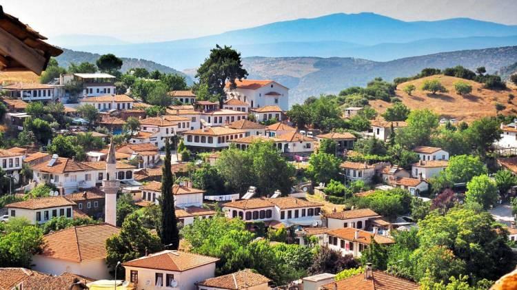 <p><span style="color:#B22222"><strong>1. Şirince Köyü (İzmir)</strong></span></p>

<p> </p>

<p> </p>

<p>Taş evleri, şarapları, dar sokakları ve 2012 "kıyamet" kehanetiyle dünya çapında ün kazandı. Yerli-yabancı turistler, günübirlikçiler.</p>

<p> </p>

<p> </p>

<p> </p>

<p>Nicel bir ölçek bu araştırmada etkili olmasa da özellikle Google Trends verileri ve moda trendleri belirleyici olmuştur.</p>

<p>Derleme: Ekonomim.com</p>

<p> </p>
