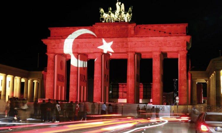 <p><span style="color:#B22222"><strong>ALMANYA</strong></span></p>
<p> </p>
<p>4 MİLYON KİŞİ</p>