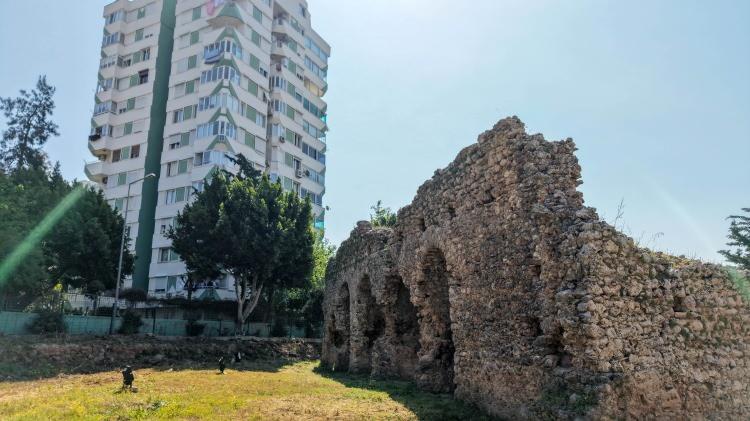 <p>Antalya'da lüks konut ve restoranların bulunduğu bölgede, zamana meydan okuyan tarihi bir hamam olduğu ortaya çıktı. </p>